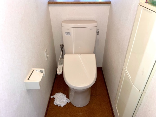 トイレ便器交換工事　工事前　トイレ全景