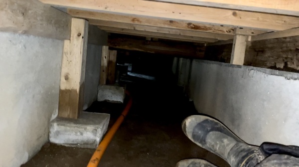水道修理（漏水修理・給湯管改修）工事　工事中　床下配管工事中