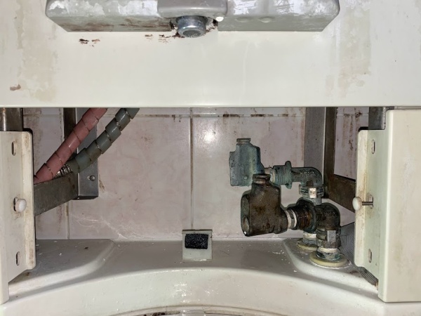 浴室蛇口交換工事　工事中　浴室既設止水栓取り外し工事中