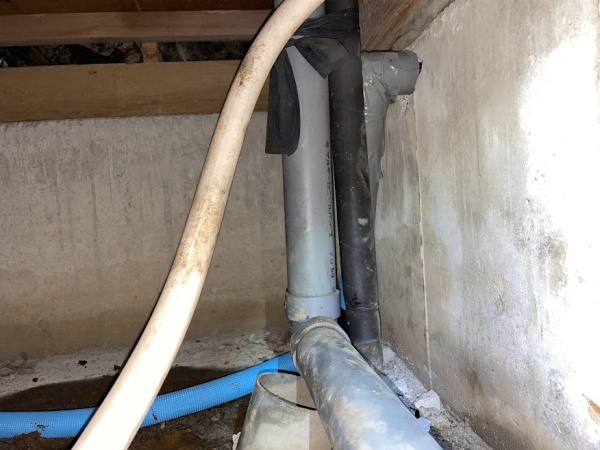 水道修理（漏水修理・給水管改修）工事　工事中　床下配管工事中