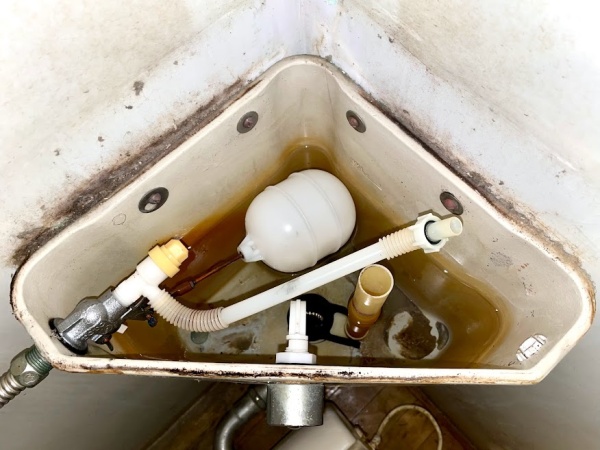 水道修理（キッチン蛇口交換・トイレ修理）工事　工事前　1Fトイレタンク内既設部品