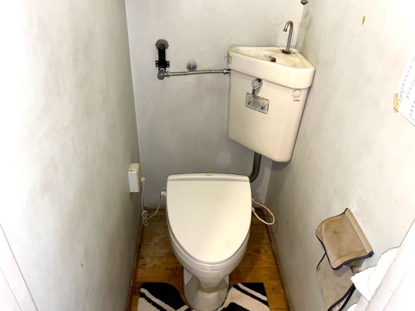 水道修理（キッチン蛇口交換・トイレ修理）工事　工事中　1Fトイレタンク内新規部品取り付け後トイレ全景