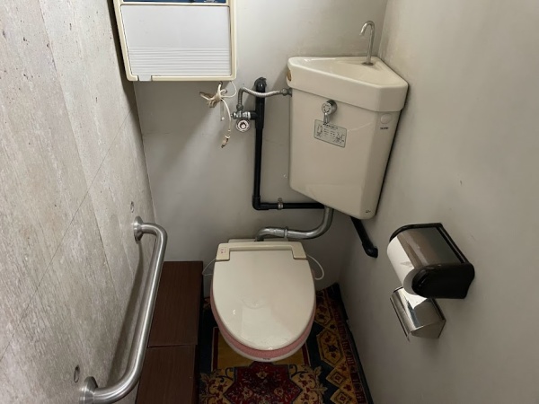 水道修理（キッチン蛇口交換・トイレ修理）工事　工事前　2Fトイレ全景