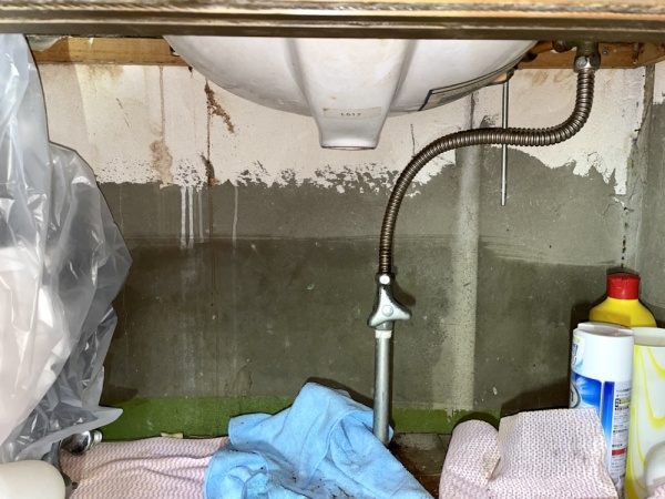 洗面台排水工事　工事中　洗面台下部既設排水金具取り外し後