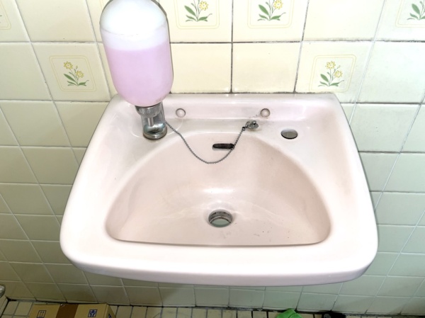 洗面器蛇口（自動水栓）交換工事　工事中　洗面器既設蛇口等取り外し工事後