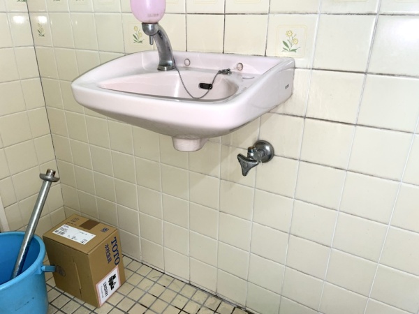 洗面器蛇口（自動水栓）交換工事　工事中　洗面器既設蛇口等取り外し工事後