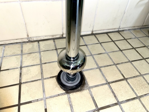 洗面器蛇口（自動水栓）交換工事　工事中　洗面器新規蛇口等取り付け工事後