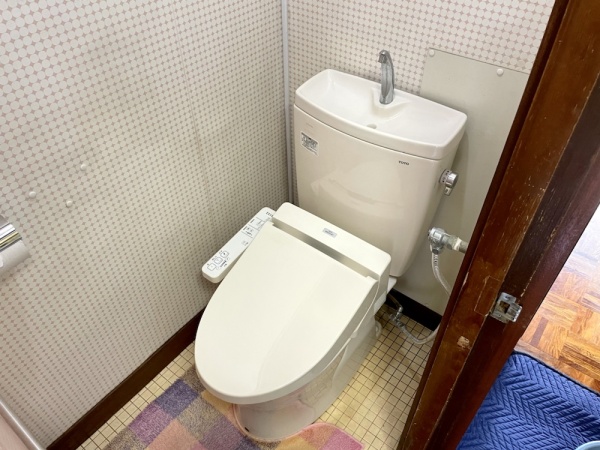 トイレ水漏れ修理工事　工事前　トイレ全景