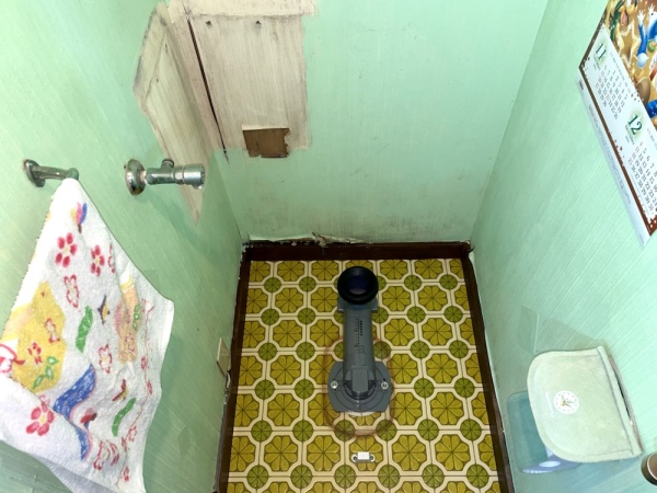 トイレ便器交換工事　工事中　トイレ新規便器排水アジャスター・便器固定片取り付け工事後