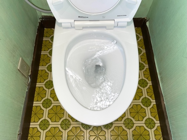 トイレ便器交換工事　工事後　トイレ新規便器等取り付け工事後　排水テスト異常無し