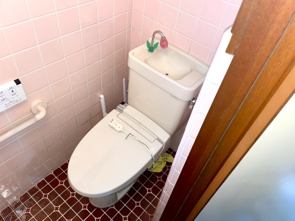 トイレ水漏れ修理工事　工事前　トイレ全景