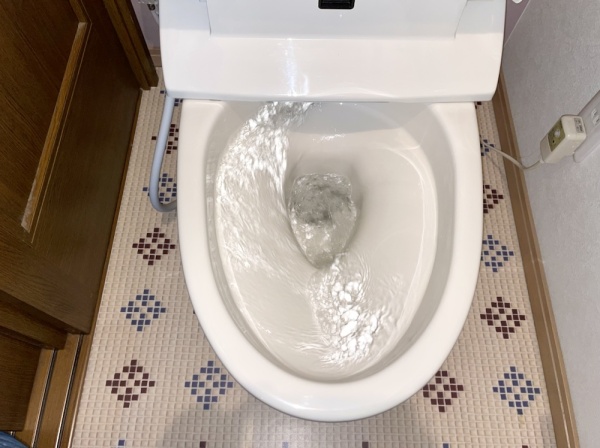 トイレつまり修理工事　工事後　排水テスト異常無し