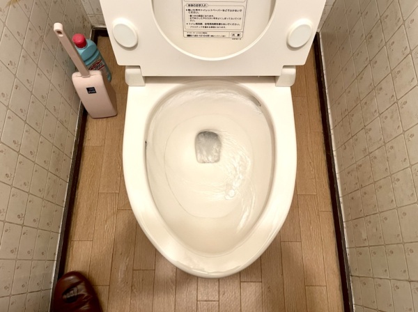 トイレつまり修理工事　工事中　圧力工法（ローポンプ）実施中