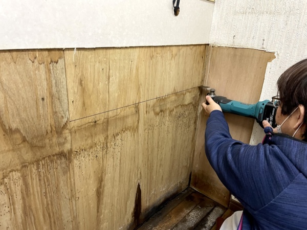水道修理（漏水調査・修理）工事　工事中　壁開口工事中