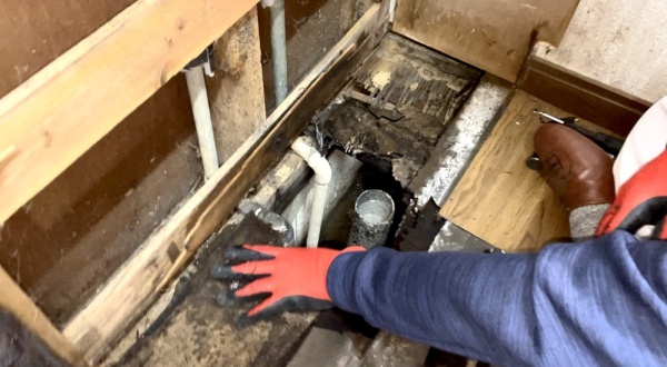 水道修理（漏水調査・修理）工事　工事中　床解体工事後