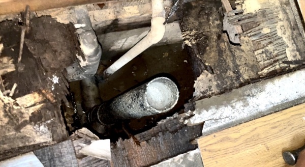 水道修理（漏水調査・修理）工事　工事中　床解体工事後