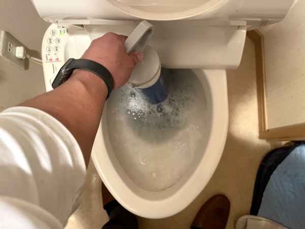 トイレつまり修理工事　工事中　圧力工法（ローポンプ）実施中