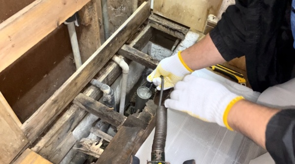 水道修理（漏水修理・つまり）工事　工事中　電動トーラーによるつまり除去工事中