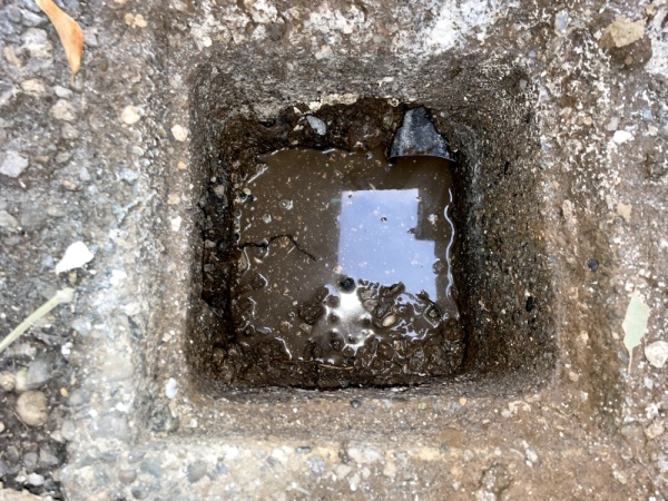 水道修理（漏水修理・つまり）工事　工事中　建物外部排水マスより排水管高圧洗浄工事後