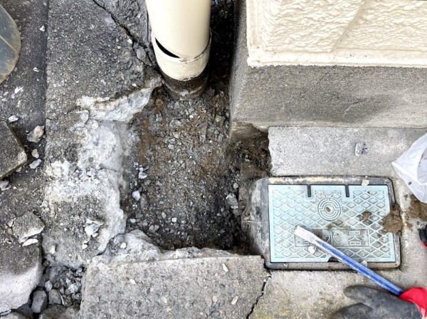 水道修理（給水管漏水修理）工事　工事中　コンクリート部分斫り工事後