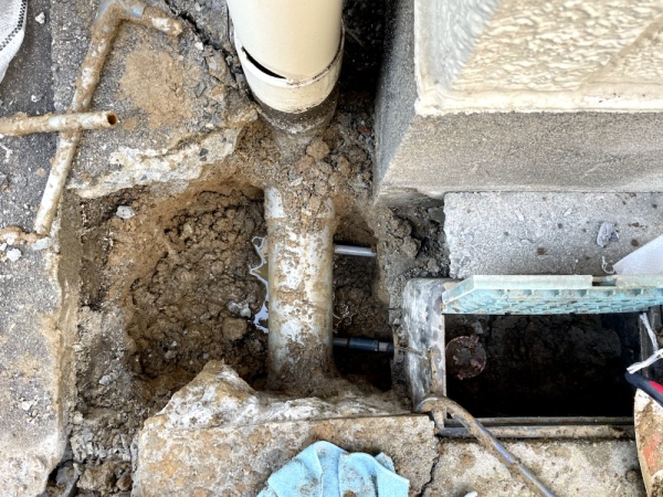 水道修理（給水管漏水修理）工事　工事中　コンクリート部分斫り・掘削工事後