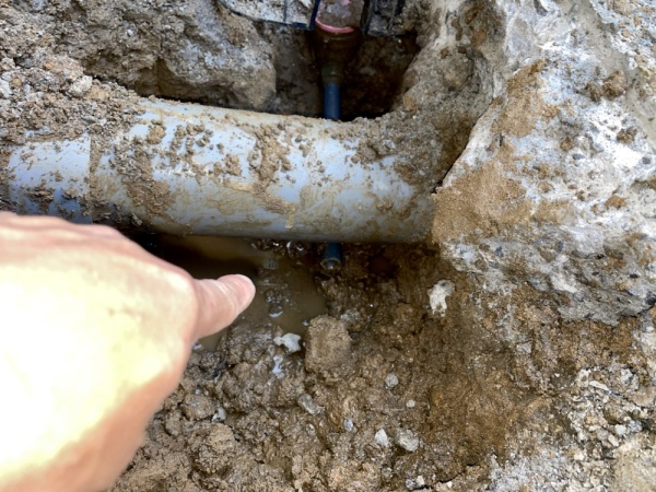 水道修理（給水管漏水修理）工事　工事中　漏水原因箇所