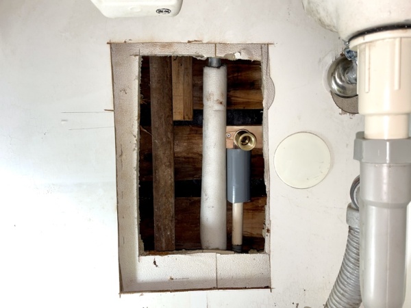 水道修理（給湯管漏水修理）工事　工事中　配管保温及び保護工事後
