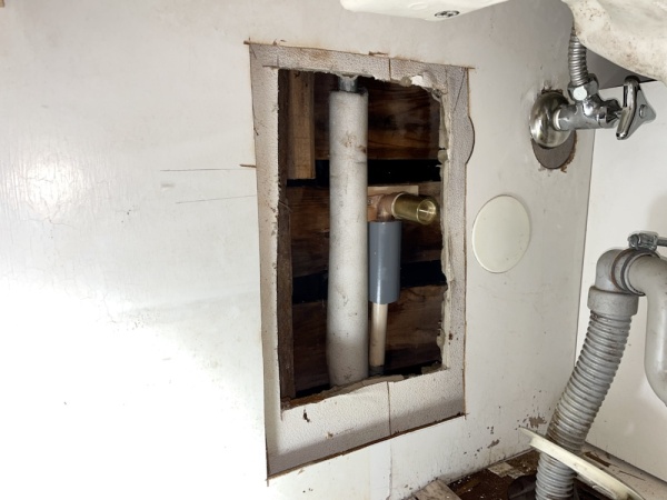 水道修理（給湯管漏水修理）工事　工事中　配管保温及び保護工事後