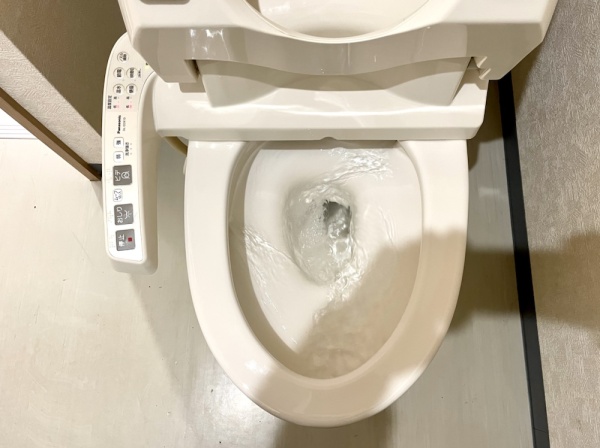 トイレつまり（便器脱着・高圧洗浄）工事後　排水テスト実施。異常無し。