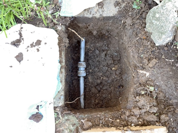 水道修理（給水管漏水修理）工事　工事中　掘削工事後