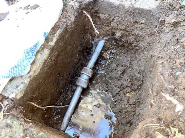 水道修理（給水管漏水修理）工事　工事中　漏水原因箇所