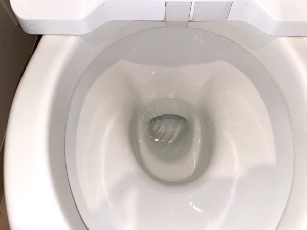 トイレ水漏れ修理工事　工事前　トイレ便器に常時水漏れ