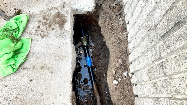 水道修理（給水管漏水修理）工事　工事中　掘削工事後　漏水原因箇所発見