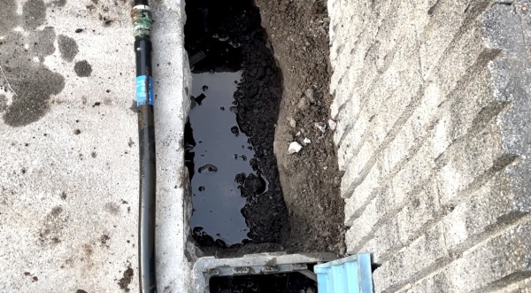 水道修理（給水管漏水修理）工事　工事中　給水管漏水原因箇所撤去工事後