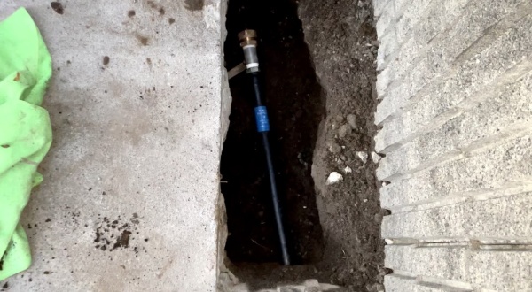 水道修理（給水管漏水修理）工事　工事中　給水管部分やり替え工事後
