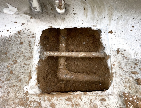 水道修理（給湯管漏水修理）工事（1日目）　工事中　掘削工事後
