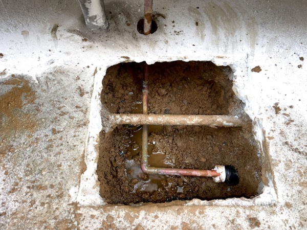 水道修理（給湯管漏水修理）工事（1日目）　工事中　掘削工事後
