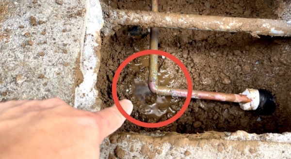 水道修理（給湯管漏水修理）工事（1日目）　工事中　給湯管漏水原因箇所