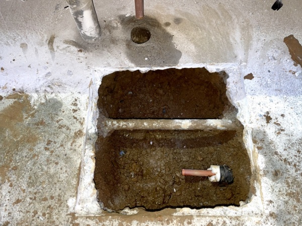 水道修理（給湯管漏水修理）工事（1日目）　工事中　配管工事中漏水原因箇所の撤去後