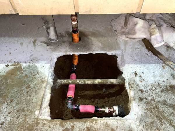水道修理（給湯管漏水修理）工事（1日目）　工事中　配管工事後
