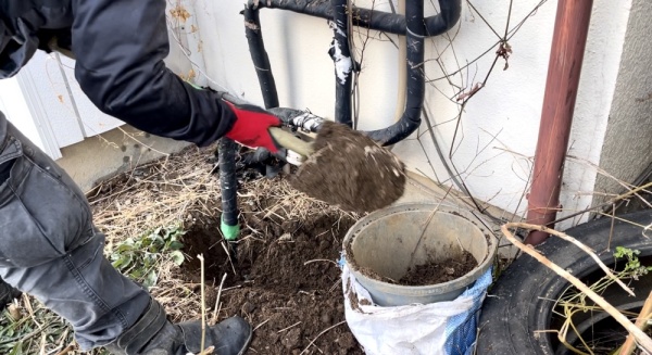 水道修理（給水管漏水修理）工事　工事中　掘削工事中