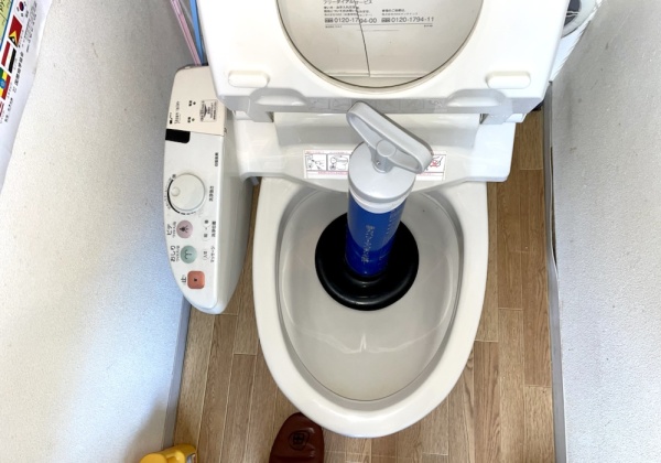 トイレつまり修理（排水管高圧洗浄）工事　工事中　圧力工法（ローポンプ）実施中