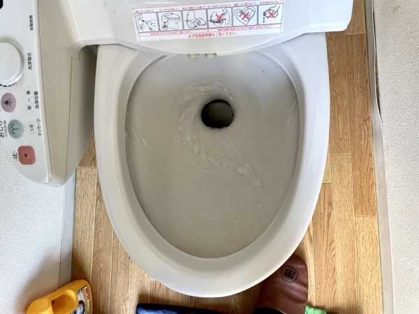 トイレつまり修理（排水管高圧洗浄）工事　工事後　排水テスト実施中　異常無し