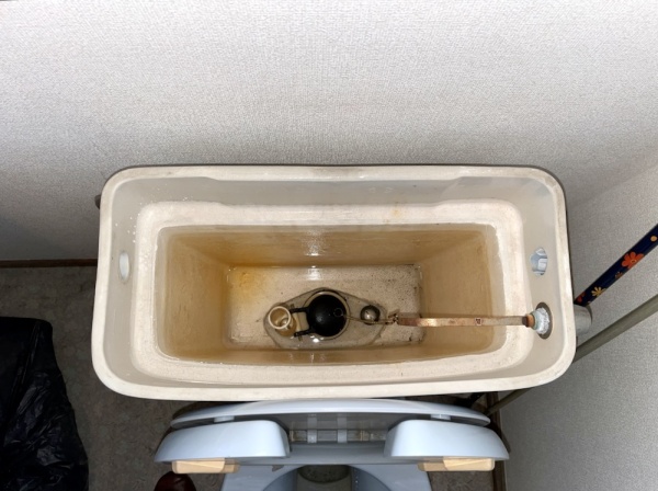 トイレ水漏れ修理工事　工事中　トイレタンク内既設部品取り外し工事後