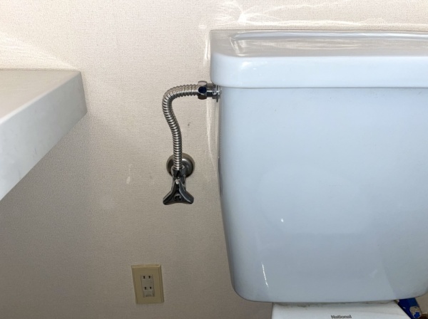 トイレ水漏れ修理工事　工事後　トイレタンク内外新規部品取り付け工事後