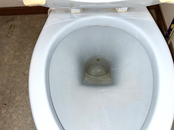 トイレ水漏れ修理工事　工事後　トイレタンク内外新規部品取り付け工事後　異常無し