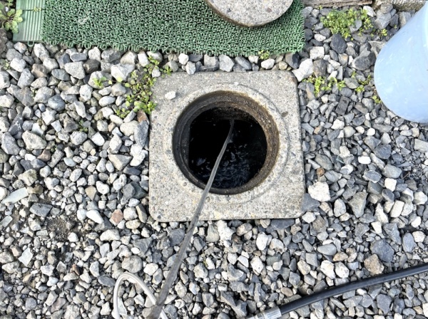 水道修理（漏水調査・キッチンつまり修理）工事　工事中　建物外部より排水管高圧洗浄工事中