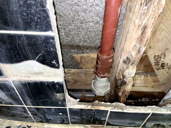 水道修理（給湯管漏水修理）工事　工事中　配管工事後