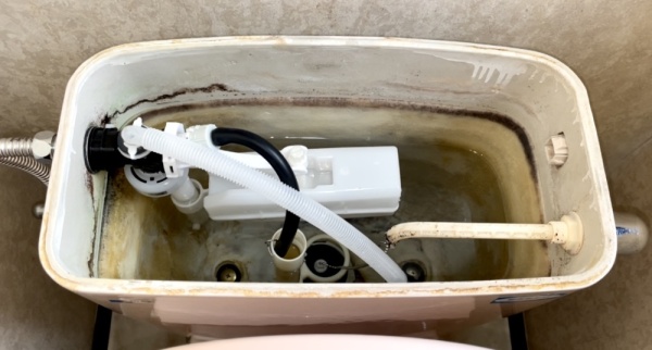 トイレ水漏れ修理工事　工事後　トイレタンク内外部部品交換工事後