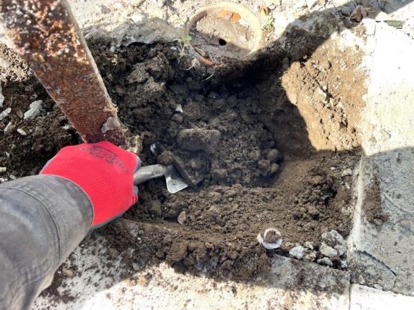 水道修理（給水管漏水修理）工事　工事中　掘削工事中